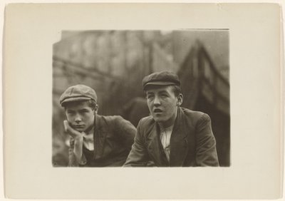 Två pojkar i kappor och mössor, New Jersey av Lewis W. Hine