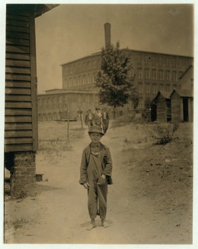 12-åriga Eddie Norton, tjänar cirka 40 cent per dag som sopare vid Saxon Mill, Spartanburg, North Carolina, 1912 av Lewis Wickes Hine