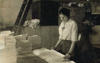 15-årig flicka viker handdukar i Bonanno Laundry, Boston, Massachusetts av Lewis Wickes Hine