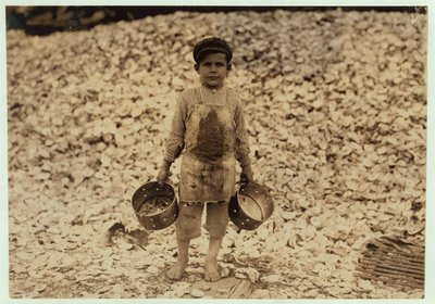 Manuel, 5 år gammal, migrerande räkplockare framför en hög med ostronskal, arbetar för andra året på Dunbar, Lopez, Dukate Company, Biloxi, Mississippi, 1911. av Lewis Wickes Hine