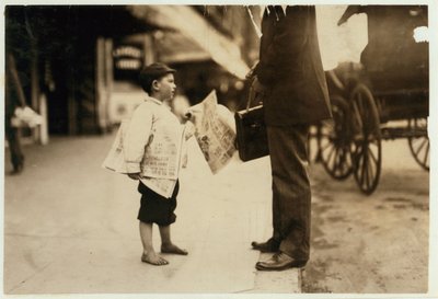 6-åriga tidningspojken Hyman säljer tidningar till kl. i Lawrence, Massachusetts, 1911 av Lewis Wickes Hine