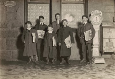 Kl. 20.30. Grupp av tidningspojkar som säljer vid stationen, Hartford, Connecticut. Den minsta pojken är 11 år gammal. av Lewis Wickes Hine
