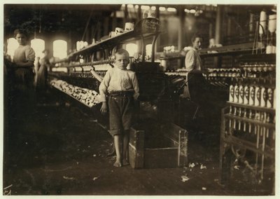 8-åriga Leo, bara 4 fot lång, plockar upp bobiner för 15 cent per dag på Elk Cotton Mills, Fayetteville, Tennessee, 1910 av Lewis Wickes Hine