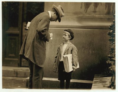 Den 8-årige tidningspojken Michael McNelis, som precis hade återhämtat sig från sin andra anfall av lunginflammation, sålde tidningar i en regnstorm, Philadelphia, Pennsylvania, 1910 av Lewis Wickes Hine