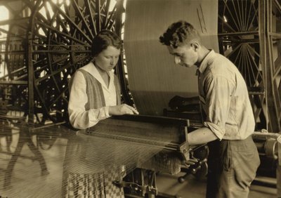 En pojke och en flicka arbetar i en vävstol på Cheney Silk Mills i South Manchester, Connecticut av Lewis Wickes Hine