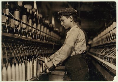 En doffer byter ut fulla spolar på Globe Cotton Mill, Augusta, Georgia, 1909. av Lewis Wickes Hine