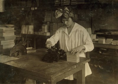 En flicka som stämplar etiketter på Boston Index Card Co. på 113 Purchase Street i Boston, Massachusetts av Lewis Wickes Hine
