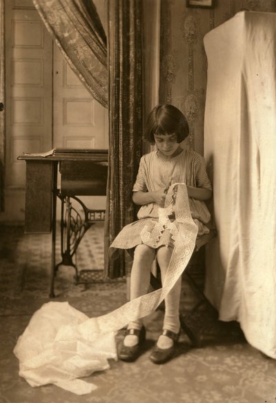 En ung flicka klipper spetsar i sitt hem i New York City av Lewis Wickes Hine