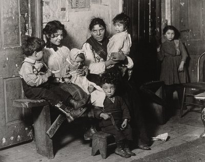 Ett italienskt hem nära Hull House, Chicago, 1910 av Lewis Wickes Hine