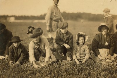 Annette Roy sägs vara 7 och Napoleon Ruel sägs vara 9 och plockade tranbär vid Smart