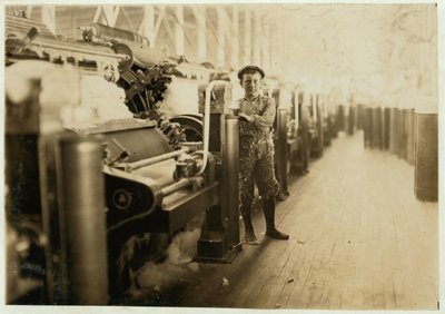 Pojksopare vid kardmaskiner vid Lincoln Cotton Mills, Evansville, Indiana i strumpor på ett halt golv, 1908 av Lewis Wickes Hine
