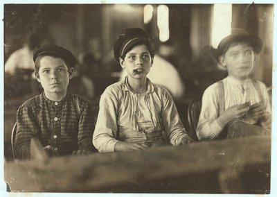 Pojkar som gör cigarrer på Englehardt und Co, Tampa, Florida, 1909 av Lewis Wickes Hine