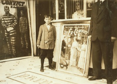 Brown McDowell 12 år gammal invigningsvakt på Princess Theatre av Lewis Wickes Hine