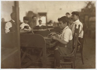 Barnlärling vid De Pedro Casellas cigarrfabrik, Tampa, Florida, 1909 av Lewis Wickes Hine