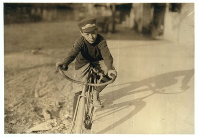 Curtin Hines, 14 år, budbärare för Western Union i 6 månader, Houston, Texas, 1913. av Lewis Wickes Hine