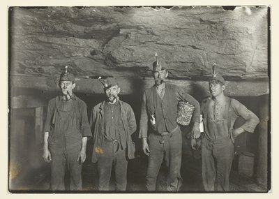 Gruvarbetare på väg hem djupt nere i en kolgruva i West Virginia av Lewis Wickes Hine