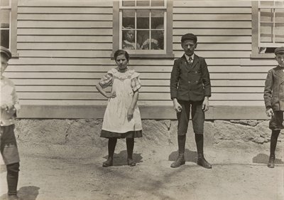 Edward St. Germain och hans syster Delia, bruksarbetare, Phoenix, Rhode Island, april 1909, 3379. av Lewis Wickes Hine