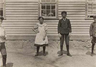 Edward St. Germain och hans syster Delia, kvarnarbetare, Phoenix, Rhode Island, april 1909 av Lewis Wickes Hine