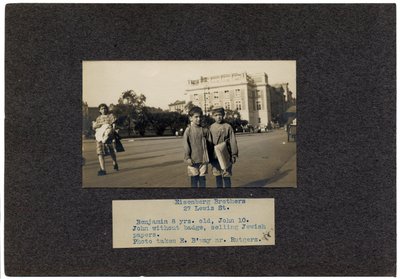 Eisenberg Brothers, 27 Lewis Street, New York City, ca 1910-13 av Lewis Wickes Hine
