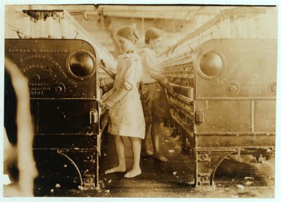 Elsie och Sadie som arbetade på Yazoo City Yarn Mills, Mississippi sa att de var 13 år gamla, 1911 av Lewis Wickes Hine