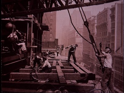 Empire State Building under uppbyggnad, visar ett lyftande gäng på jobbet av Lewis Wickes Hine