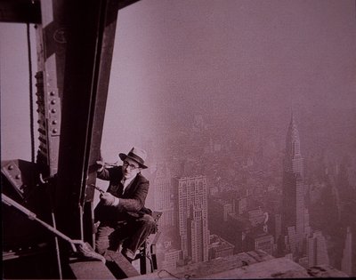 Empire State Building under uppbyggnad, som visar en inspektör som kontrollerar arbete av Lewis Wickes Hine