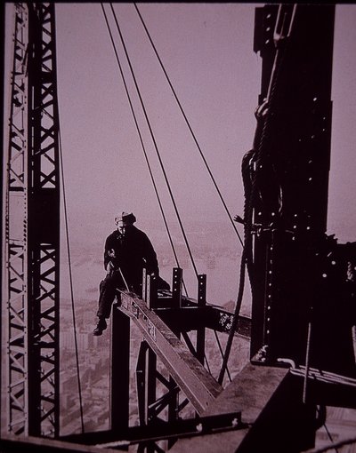 Empire State Building under uppbyggnad, visar bult med skiftnyckel av Lewis Wickes Hine