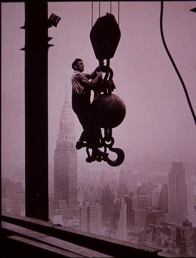 Empire State Building under uppbyggnad, visar medlem av borrtårnsbesättningen av Lewis Wickes Hine