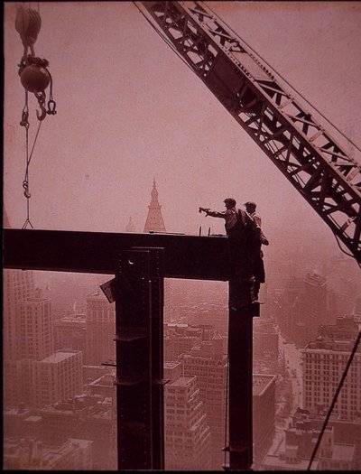 Empire State Building under uppbyggnad, visar placering av stålbalk av Lewis Wickes Hine