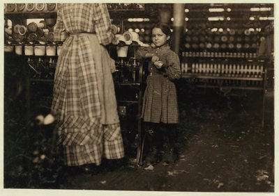 Fannie, 7 år gammal, 48 tum hög, ett av 19 barn som hjälper sin syster i Elk Mills, Fayetteville, Tennessee, 1910. av Lewis Wickes Hine