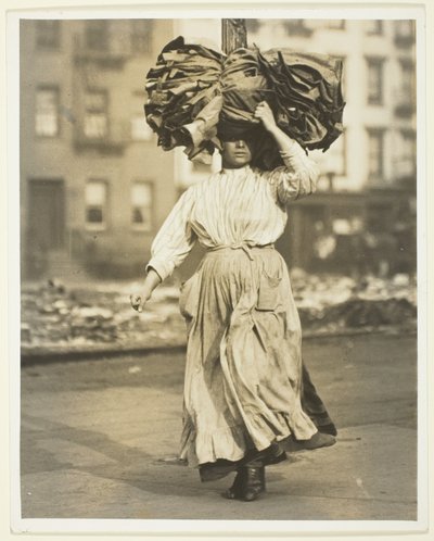 Första arbetet i Amerika, italiensk invandrare bär kläder till hyreshus av Lewis Wickes Hine