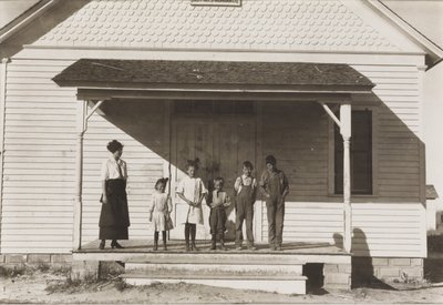 Fem elever närvarande på skola nr 6, distrikt 3, Fort Michigan, Colorado, 1915 av Lewis Wickes Hine