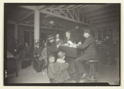 Tysk familj, tolk och protokollförare på Ellis Island av Lewis Wickes Hine
