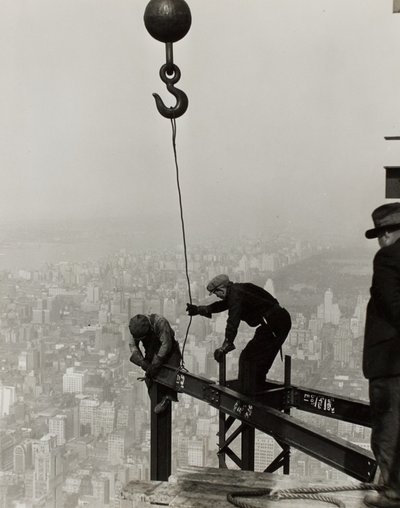 Högt uppe på Empire State Building, N.Y. av Lewis Wickes Hine