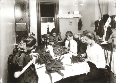 Hemmaarbete (tillverkning av strumpeband) av Lewis Wickes Hine