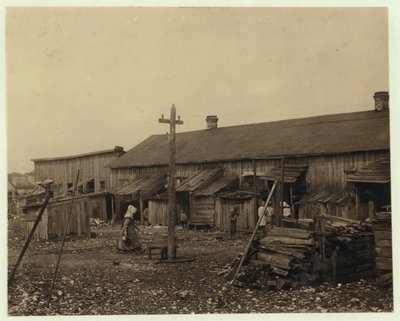 Bostad för cirka 50 anställda vid Maggioni Canning Co., Port Royal, South Carolina, omgiven av kärr och på en gammal skalhög, 1912 av Lewis Wickes Hine