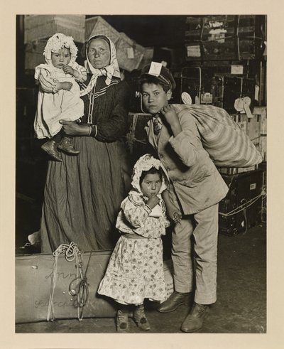 Italiensk familj letar efter förlorat bagage, Ellis Island av Lewis Wickes Hine