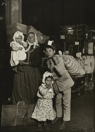 Italiensk familj söker försvunnet bagage, Ellis Island av Lewis Wickes Hine