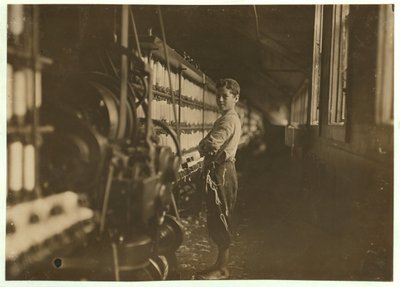 John Dempsey, 11 eller 12 år gammal, lördagsarbetare i mule-spinningslokalen vid Jackson Mill, Fiskeville, Rhode Island, 1909 av Lewis Wickes Hine