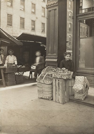 Lena Lochiavo - 11 år gammal, korg- och kringlasäljare, på Sixth Street Market framför salongen av Lewis Wickes Hine