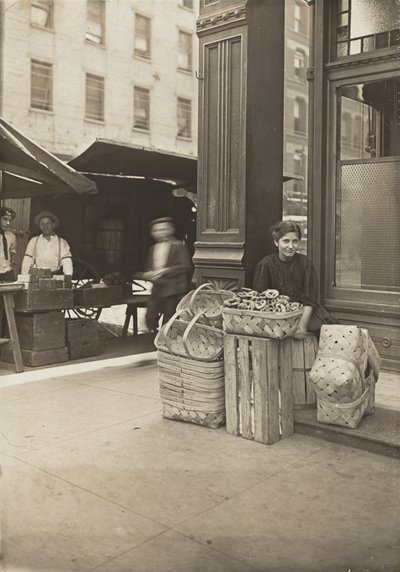 Lena Lochiavo, 11 år gammal, korg- och kringlasäljare, på Sixth Street-marknaden framför salongens ingång, Cincinnati, Ohio, augusti 1908 (silvertryck av gelatin) av Lewis Wickes Hine