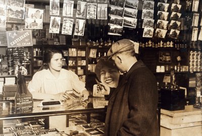 Mary Creed, 14 år, säljer cigarrer, ca 1930 av Lewis Wickes Hine