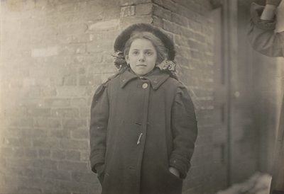 Mery Horn, ett puckelryggstillstånd förvärrat av den tunga lasten papper hon bar..., mars 1909. av Lewis Wickes Hine