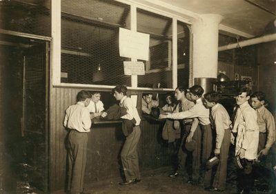 Kurirpojkar lämnar in sina uniformer på Postal Telegraph Co:s huvudkontor i New York City av Lewis Wickes Hine