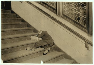 Newsboy sov med sina papper i Jersey City, New Jersey, 1912 av Lewis Wickes Hine