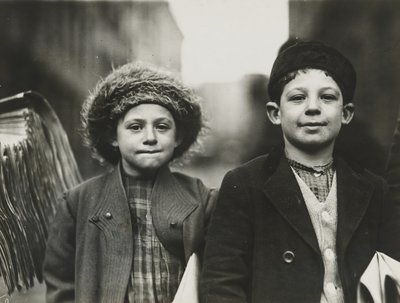 Newsies, Newark, New Jersey, december 1909 (silvertryck av gelatin) av Lewis Wickes Hine