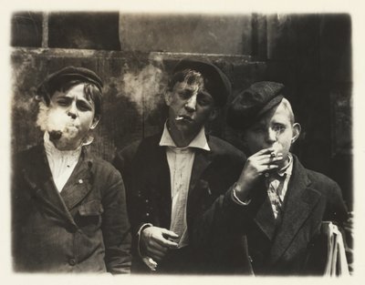 Newsies på Skeeter Branch, St. Louis, Missouri, kl. 11.00 av Lewis Wickes Hine