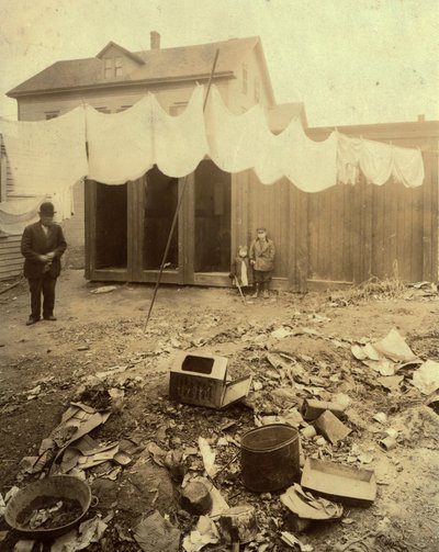 Utedass på bakgården på Borden Street i Providence, Rhode Island av Lewis Wickes Hine