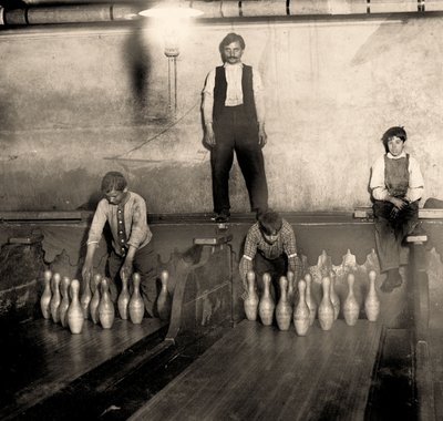 Pinboys i en tunnelbana bowlinghall, 65 South Street, Brooklyn. New York. 1910 av Lewis Wickes Hine