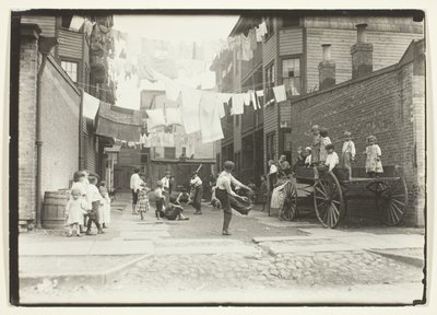 Lekplats i en bruksort (Lekplats i en hyreshusgränd), Boston av Lewis Wickes Hine